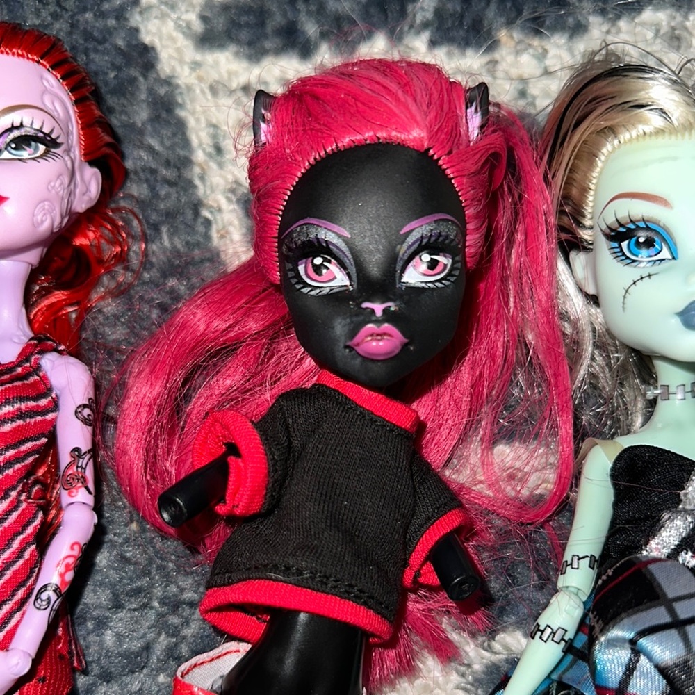 Monster High Dolls Trio - Red, Black, Green - Picture 5 of 9